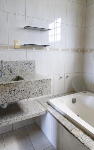 Casa de condomínio para alugar com 371m², 4 quartos e 4 vagasBanheiro da Suíte 4