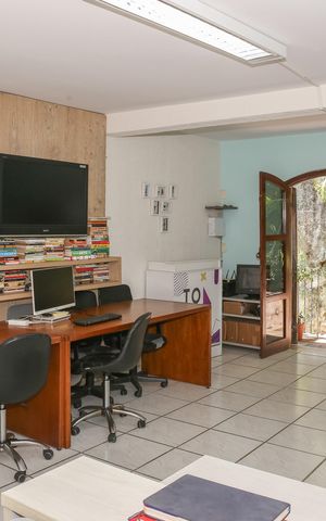 Casa à venda com 300m², 3 quartos e 2 vagas Casa à venda com 300m², 3 quartos e 2 vagasEscritório
