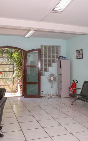 Casa à venda com 300m², 3 quartos e 2 vagas Casa à venda com 300m², 3 quartos e 2 vagasEscritório