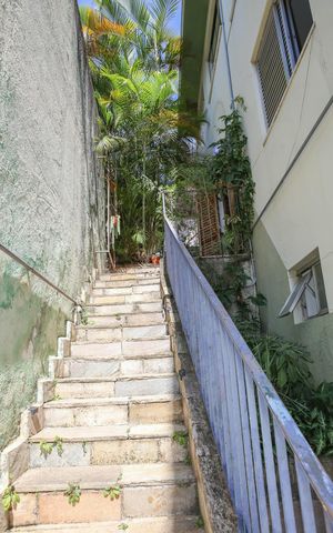Casa à venda com 300m², 3 quartos e 2 vagas Casa à venda com 300m², 3 quartos e 2 vagasEscada Externa
