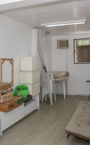 Casa à venda com 300m², 3 quartos e 2 vagas Casa à venda com 300m², 3 quartos e 2 vagasQuarto e Banheiro de Serviço