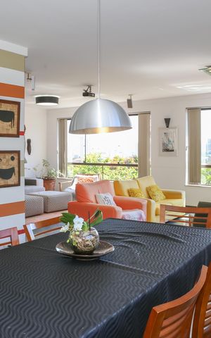 Casa à venda com 300m², 3 quartos e 2 vagas Casa à venda com 300m², 3 quartos e 2 vagasSala