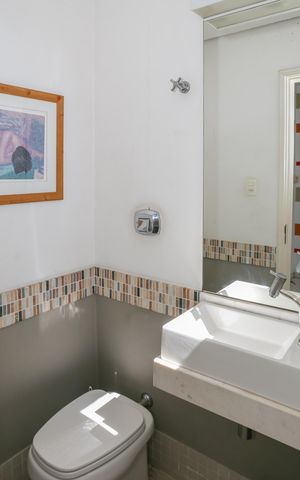 Casa à venda com 300m², 3 quartos e 2 vagas Casa à venda com 300m², 3 quartos e 2 vagasLavabo