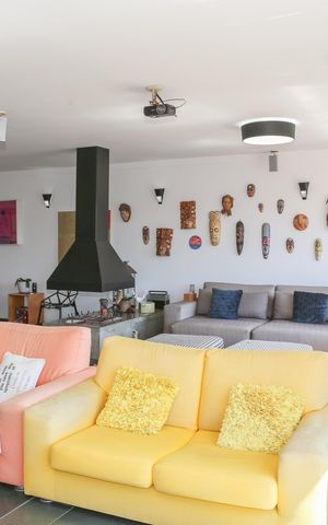 Casa à venda com 300m², 3 quartos e 2 vagas Casa à venda com 300m², 3 quartos e 2 vagasSala