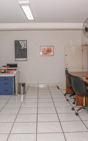 Casa à venda com 300m², 3 quartos e 2 vagas Casa à venda com 300m², 3 quartos e 2 vagasEscritório