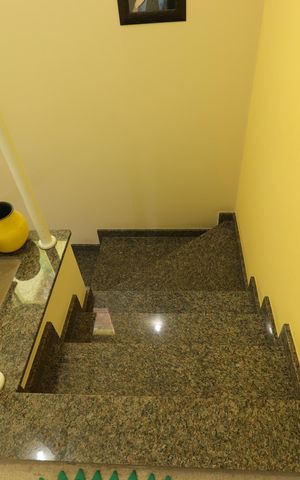 Casa à venda com 234m², 3 quartos e 2 vagasEscada