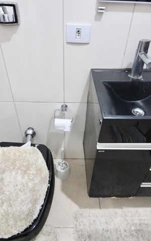 Casa à venda com 100m², 3 quartos e 2 vagas Casa à venda com 100m², 3 quartos e 2 vagasBanheiro 1