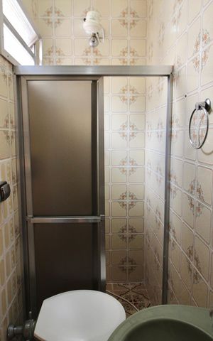 Casa à venda com 100m², 3 quartos e 2 vagas Casa à venda com 100m², 3 quartos e 2 vagasBanheiro da suíte 1