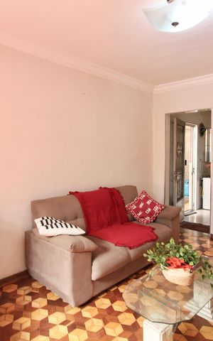 Casa à venda com 100m², 3 quartos e 2 vagas Casa à venda com 100m², 3 quartos e 2 vagasSala