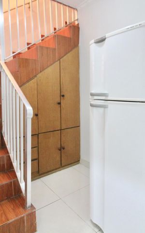 Casa à venda com 100m², 3 quartos e 2 vagas Casa à venda com 100m², 3 quartos e 2 vagasEscada