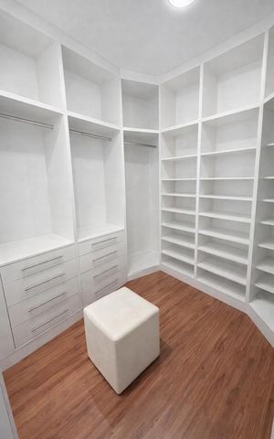 Casa de condomínio à venda com 500m², 5 quartos e 3 vagas Casa de condomínio à venda com 500m², 5 quartos e 3 vagasQuarto