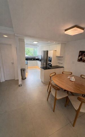 Casa de condomínio à venda com 500m², 5 quartos e 3 vagas Casa de condomínio à venda com 500m², 5 quartos e 3 vagasCozinha