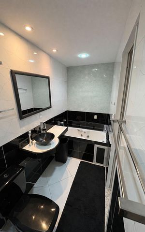Casa de condomínio à venda com 500m², 5 quartos e 3 vagas Casa de condomínio à venda com 500m², 5 quartos e 3 vagasBanheiro