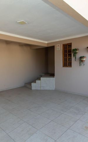 Casa à venda com 200m², 2 quartos e 3 vagas Casa à venda com 200m², 2 quartos e 3 vagasGaragem