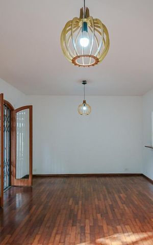 Casa para alugar com 200m², 4 quartos e 3 vagas Casa para alugar com 200m², 4 quartos e 3 vagasSala