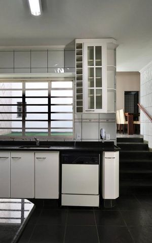 Casa para alugar com 300m², 3 quartos e 4 vagas Casa para alugar com 300m², 3 quartos e 4 vagasCozinha
