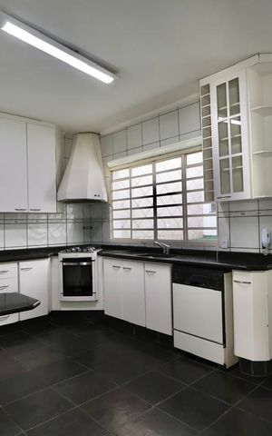 Casa para alugar com 300m², 3 quartos e 4 vagas Casa para alugar com 300m², 3 quartos e 4 vagasCozinha