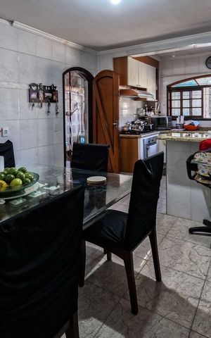 Casa à venda com 250m², 3 quartos e 2 vagas Casa à venda com 250m², 3 quartos e 2 vagasCozinha