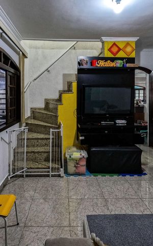 Casa à venda com 250m², 3 quartos e 2 vagas Casa à venda com 250m², 3 quartos e 2 vagasSala