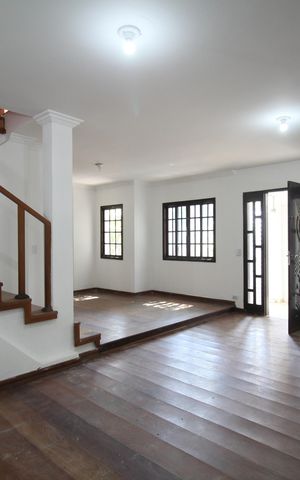 Casa à venda com 260m², 3 quartos e 2 vagasSala