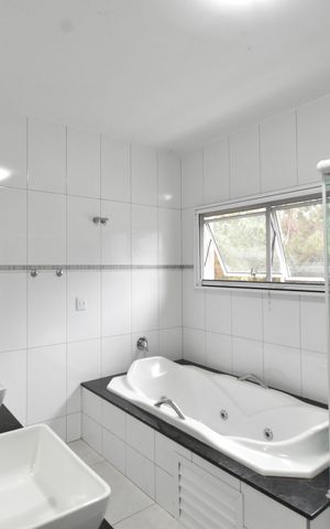 Casa de condomínio para alugar com 380m², 4 quartos e 4 vagasBanheiro da Suíte