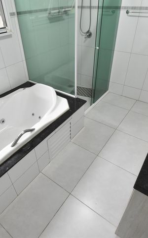 Casa de condomínio para alugar com 380m², 4 quartos e 4 vagasBanheiro da Suíte