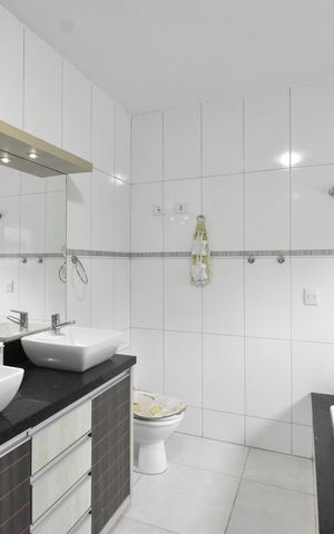 Casa de condomínio para alugar com 380m², 4 quartos e 4 vagasBanheiro da Suíte