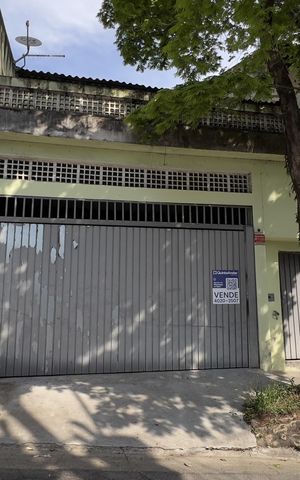 Casa à venda com 300m², 3 quartos e 2 vagas Casa à venda com 300m², 3 quartos e 2 vagasFachada com placa grande