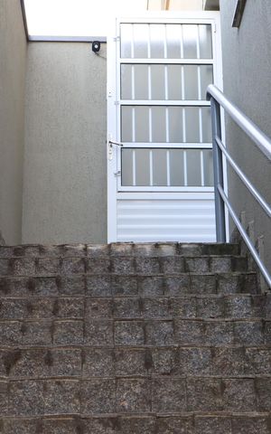 Apartamento à venda com 81m², 2 quartos e 2 vagasEscada acesso hall e apartamento