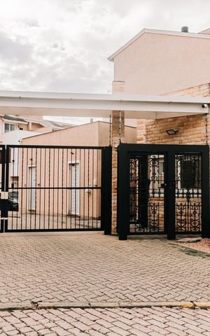 Casa de condomínio à venda com 214m², 3 quartos e 2 vagasFachada