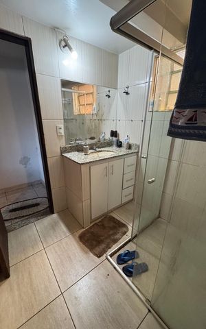 Casa à venda com 125m², 4 quartos e 2 vagas Casa à venda com 125m², 4 quartos e 2 vagasBanheiro