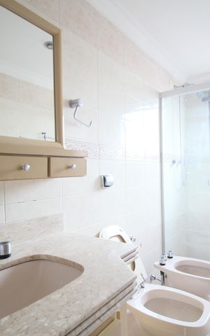 Apartamento à venda com 242m², 3 quartos e 4 vagasBanheiro  1