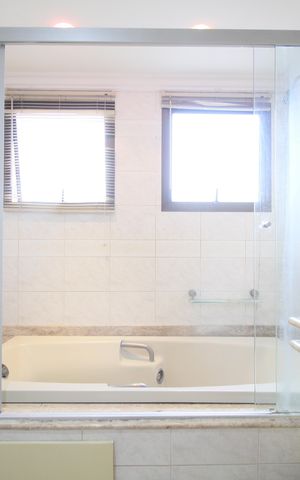 Apartamento à venda com 242m², 3 quartos e 4 vagasBanheiro  2