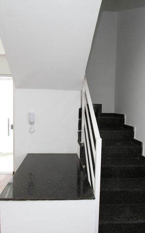 Casa de condomínio à venda com 157m², 2 quartos e 1 vagaEscada