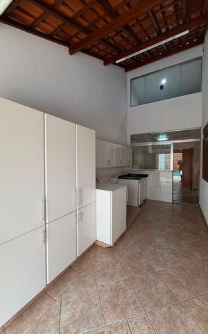 Casa à venda com 233m², 3 quartos e 6 vagas
