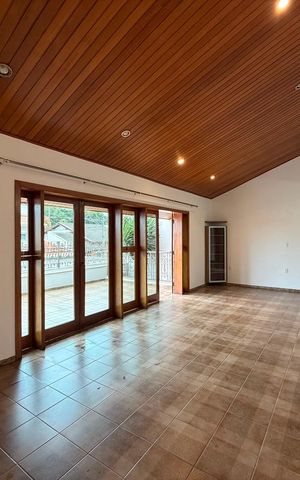 Casa à venda com 233m², 3 quartos e 6 vagas