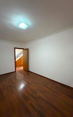 Casa à venda com 233m², 3 quartos e 6 vagas