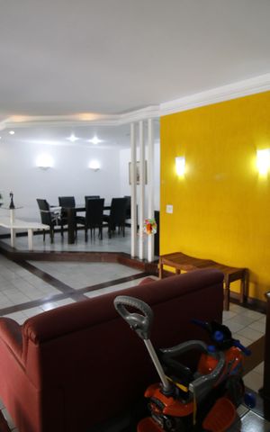 Casa de condomínio à venda com 675m², 6 quartos e 4 vagasSala