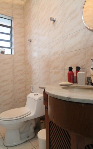 Casa à venda com 170m², 4 quartos e 3 vagasBanheiro 1