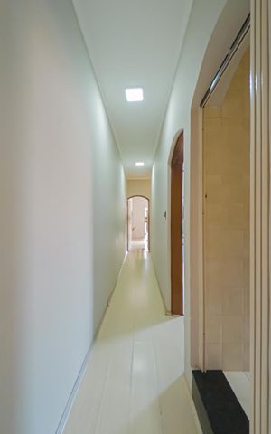 Casa à venda com 141m², 3 quartos e 2 vagas Casa à venda com 141m², 3 quartos e 2 vagasCorredor