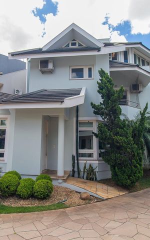 Casa de condomínio à venda com 208m², 4 quartos e 3 vagasFachada