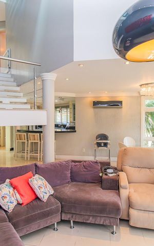 Casa de condomínio à venda com 208m², 4 quartos e 3 vagasSala