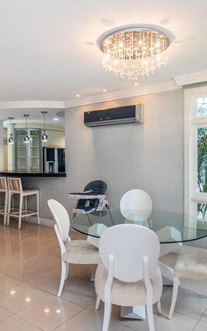 Casa de condomínio à venda com 208m², 4 quartos e 3 vagasSala