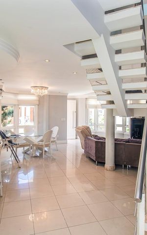 Casa de condomínio à venda com 208m², 4 quartos e 3 vagasSala