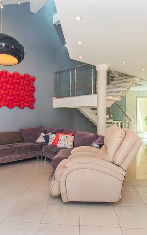 Casa de condomínio à venda com 208m², 4 quartos e 3 vagasSala