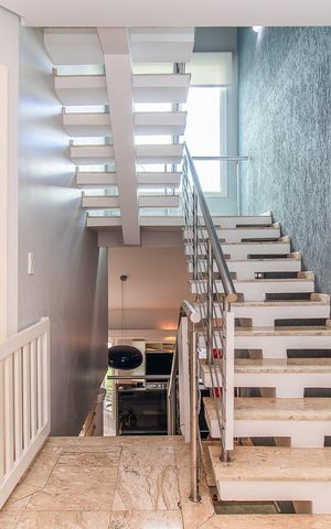 Casa de condomínio à venda com 208m², 4 quartos e 3 vagasEscada