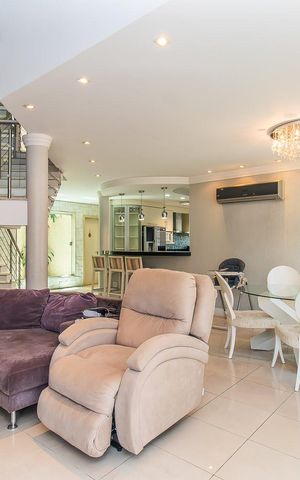 Casa de condomínio à venda com 208m², 4 quartos e 3 vagasSala