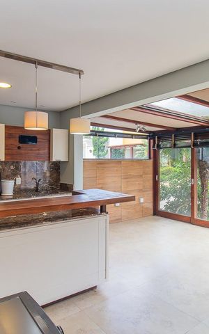 Casa de condomínio à venda com 208m², 4 quartos e 3 vagasÁrea externa