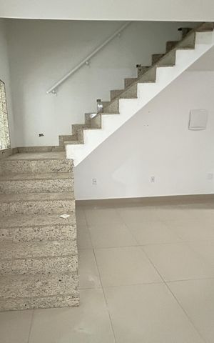 Casa de condomínio à venda com 280m², 3 quartos e 2 vagasEscada