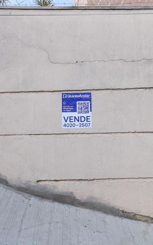 Casa de condomínio à venda com 60m², 2 quartos e 1 vagaPlaca GRANDE instalada na fachada do condomínio, dia 27.08.2026 - Código da placa:MWXC-293